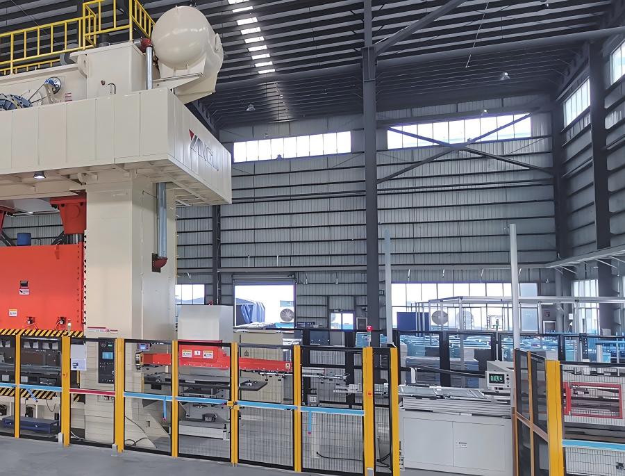 Large Standalone Press Robot Image 2
